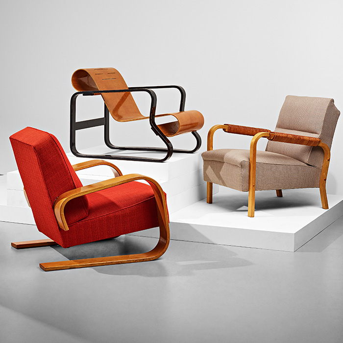 Tre stolar av den ikoniska finländska designern Alvar Aalto.