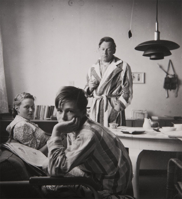 Poul Henningsen PH-4/4 kattovalaisin. Kuva Aalto perheen aamiaishetkestä vuonna 1941. Kuva: Aalto Family Collection.