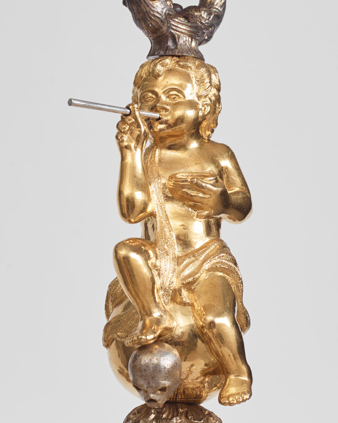 Carl Edberg's characteristic putto blowing soap bubbles, elegantly chiselled on the masterpiece.
